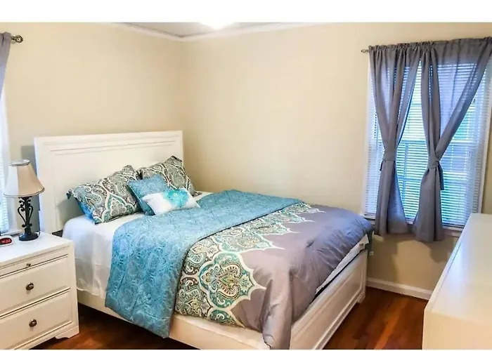 Entire Comfy Home Near Atl Airport -Two Bedrooms